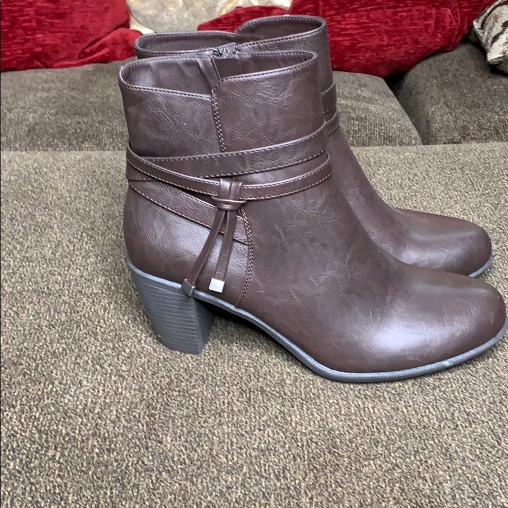 Never worn! Dark brown 11M Madeline Girl Boots